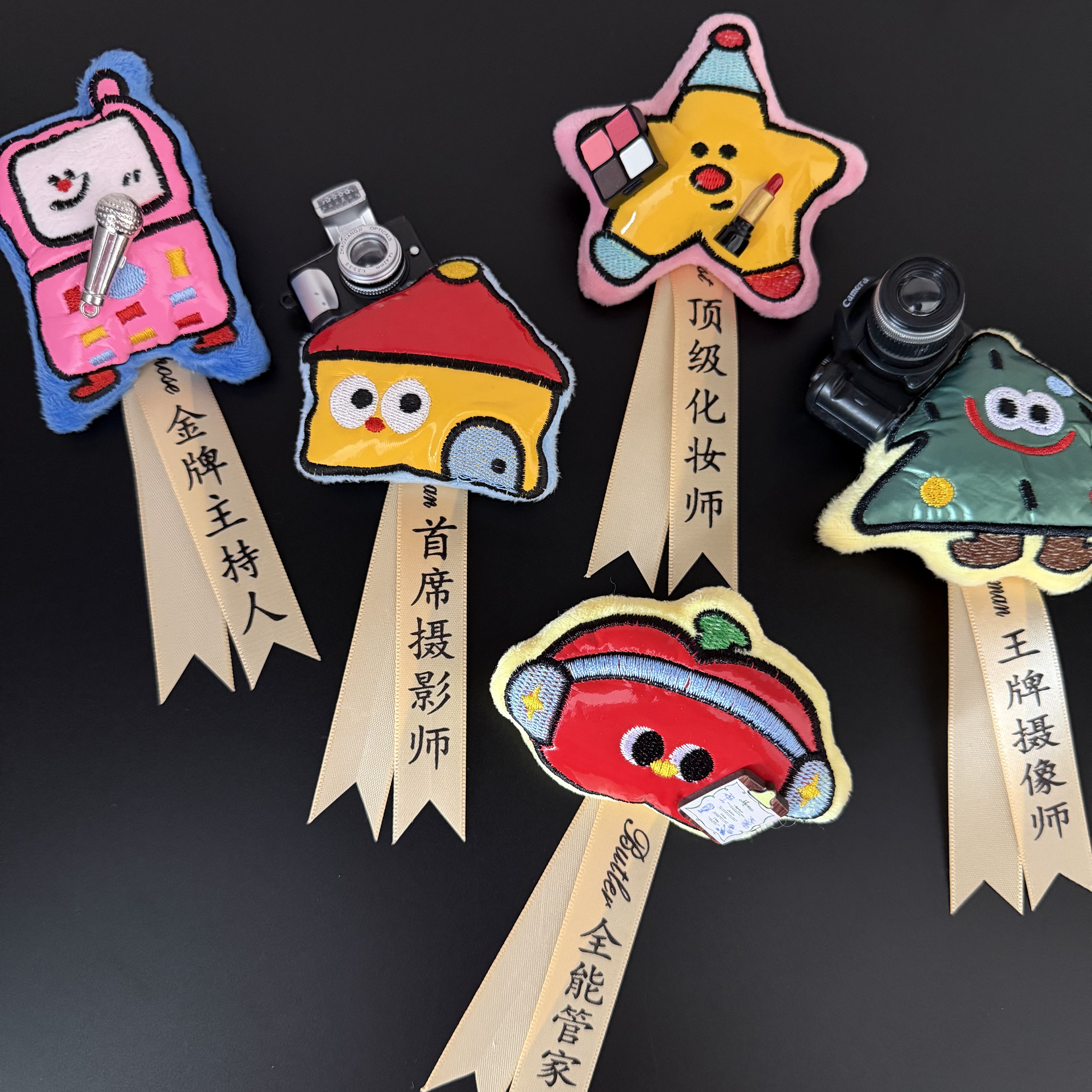 原创多巴胺婚礼四大金刚毛绒胸针主持人化妆师摄影摄像师专属胸花