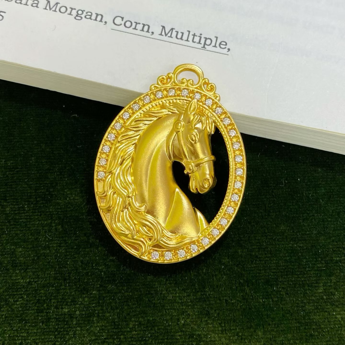 水贝黄金999足金5D镶嵌莫桑钻马头佛牌吊坠生肖马到成功本命年