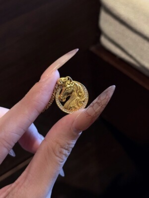 水贝足金999镶钻马到成功马头吊坠女款送礼点钻金马坠子送女友