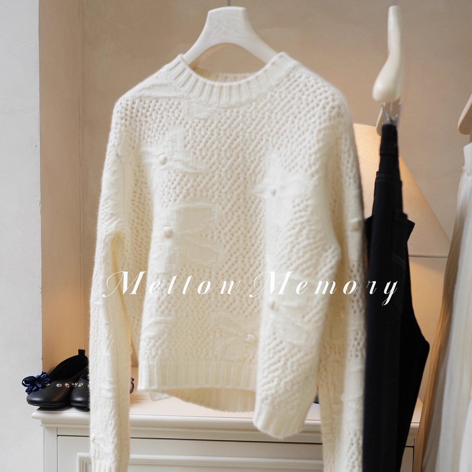 100%山羊绒加厚镂空圆领白色上衣