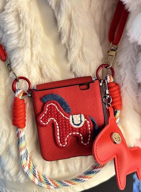 喜庆红色刺绣小马适用华为Pura X折叠屏手机壳pocket 2斜挎小米mixflip2挂件三星zflip7OPPOFindN3Flip荣耀女