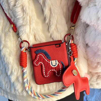 喜庆红色刺绣小马适用华为Pura X折叠屏手机壳pocket 2斜挎小米mixflip2挂件三星zflip7OPPOFindN3Flip荣耀女