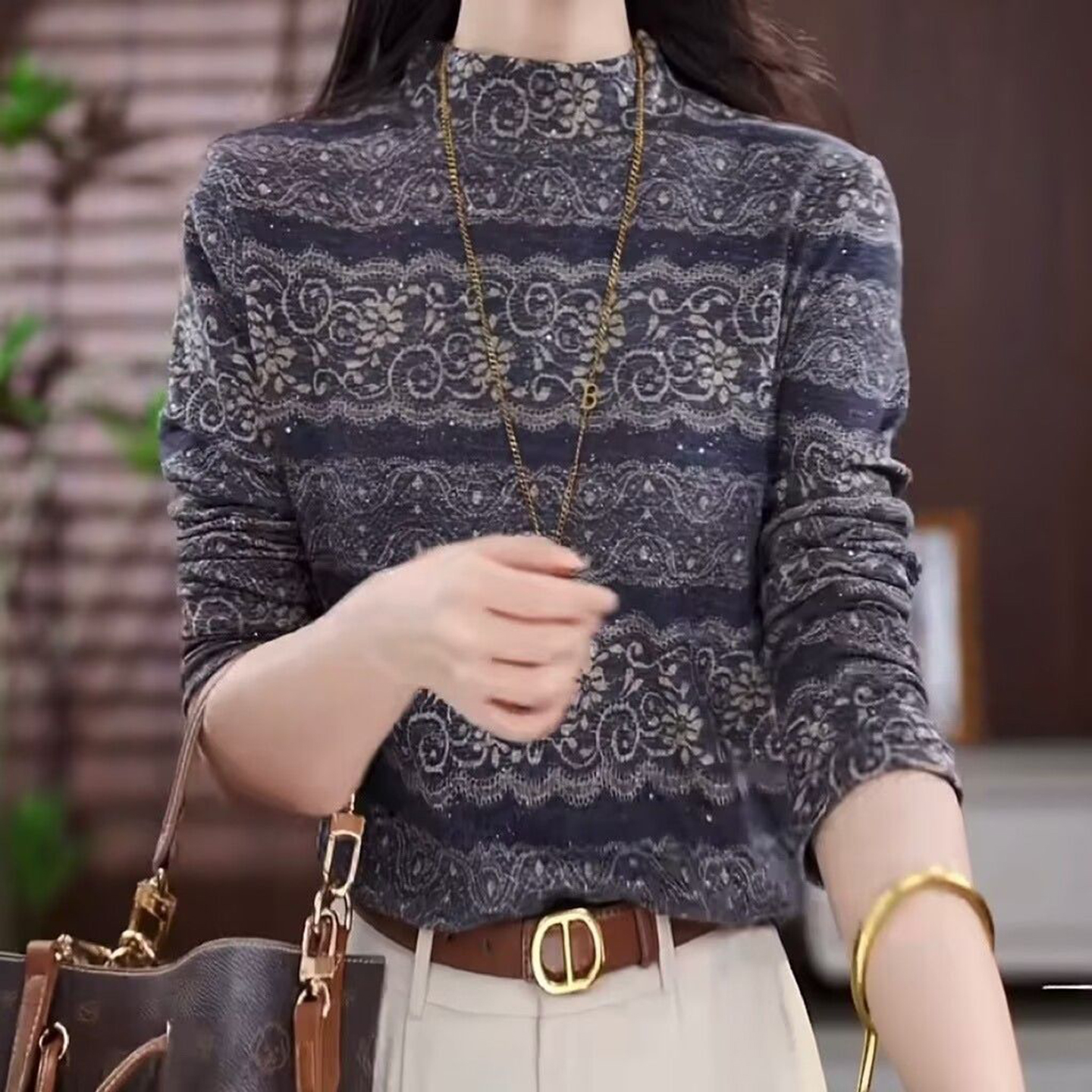 点击率高档小衫2025秋冬新款酒银亮片打底衫套头字母印花长袖绒衫