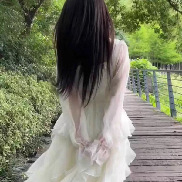 法式超仙新款仙女裙温柔风夏季度假长袖连衣裙设计感小众连衣裙