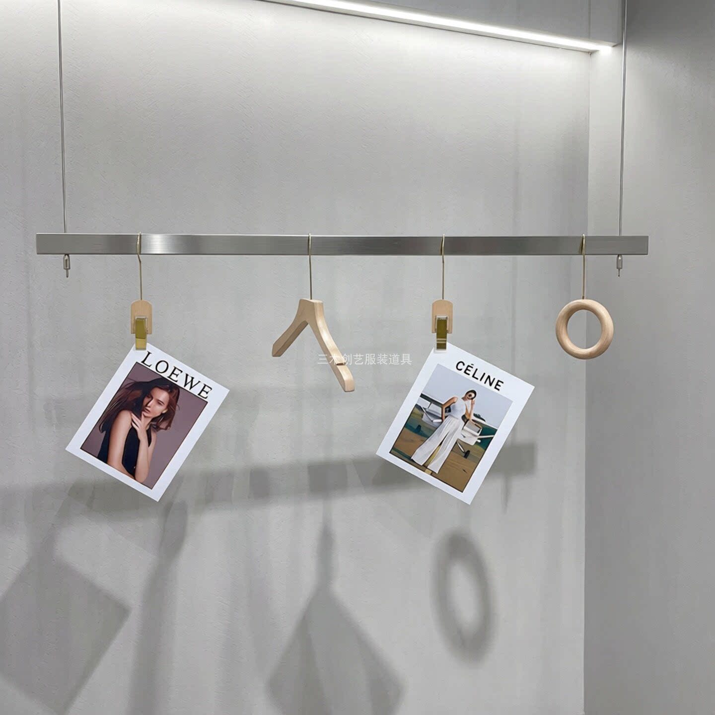 服装店不锈钢吊架橱窗陈列衣架钢丝悬挂展示架方管女装升降挂衣杆图片
