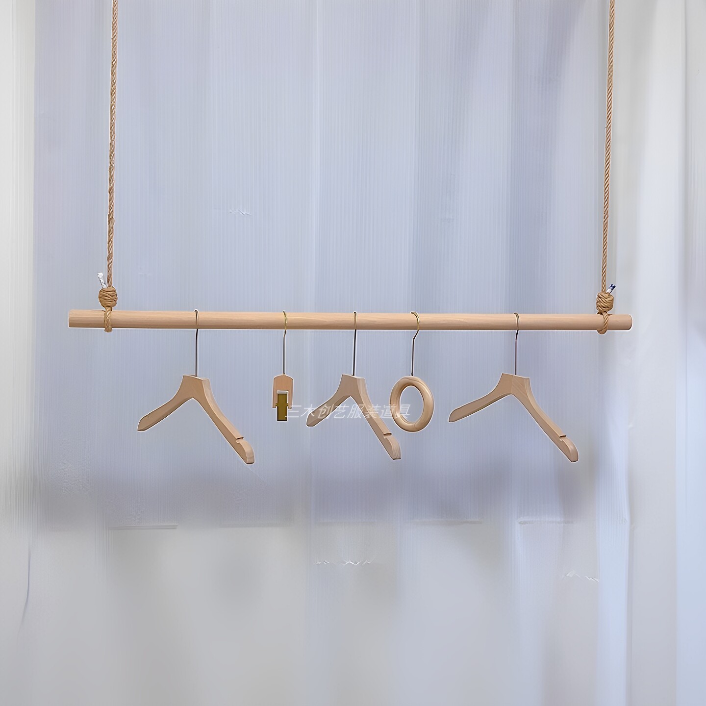 服装店钢丝实木悬挂衣杆展示架