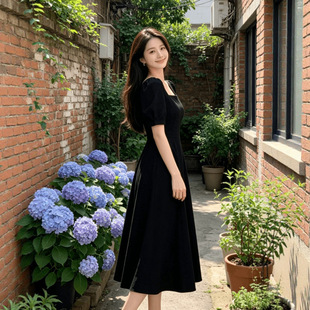 春秋款赫本小黑裙显瘦法式复古气质方领过膝长款连衣裙女夏