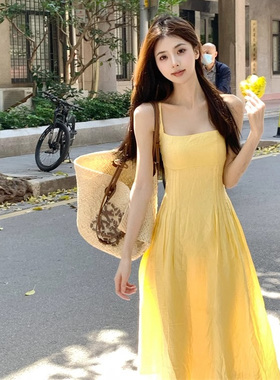 温柔风黄色裙子显白显瘦吊带连衣裙夏季褶皱海边度假风2025年夏季