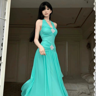 挂脖收腰显瘦v领海边度假连衣裙性感纯欲风长款 法式 高级感掐腰裙