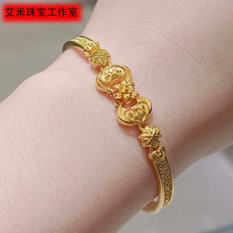 周大福黄金称心如意百合锁包链镯