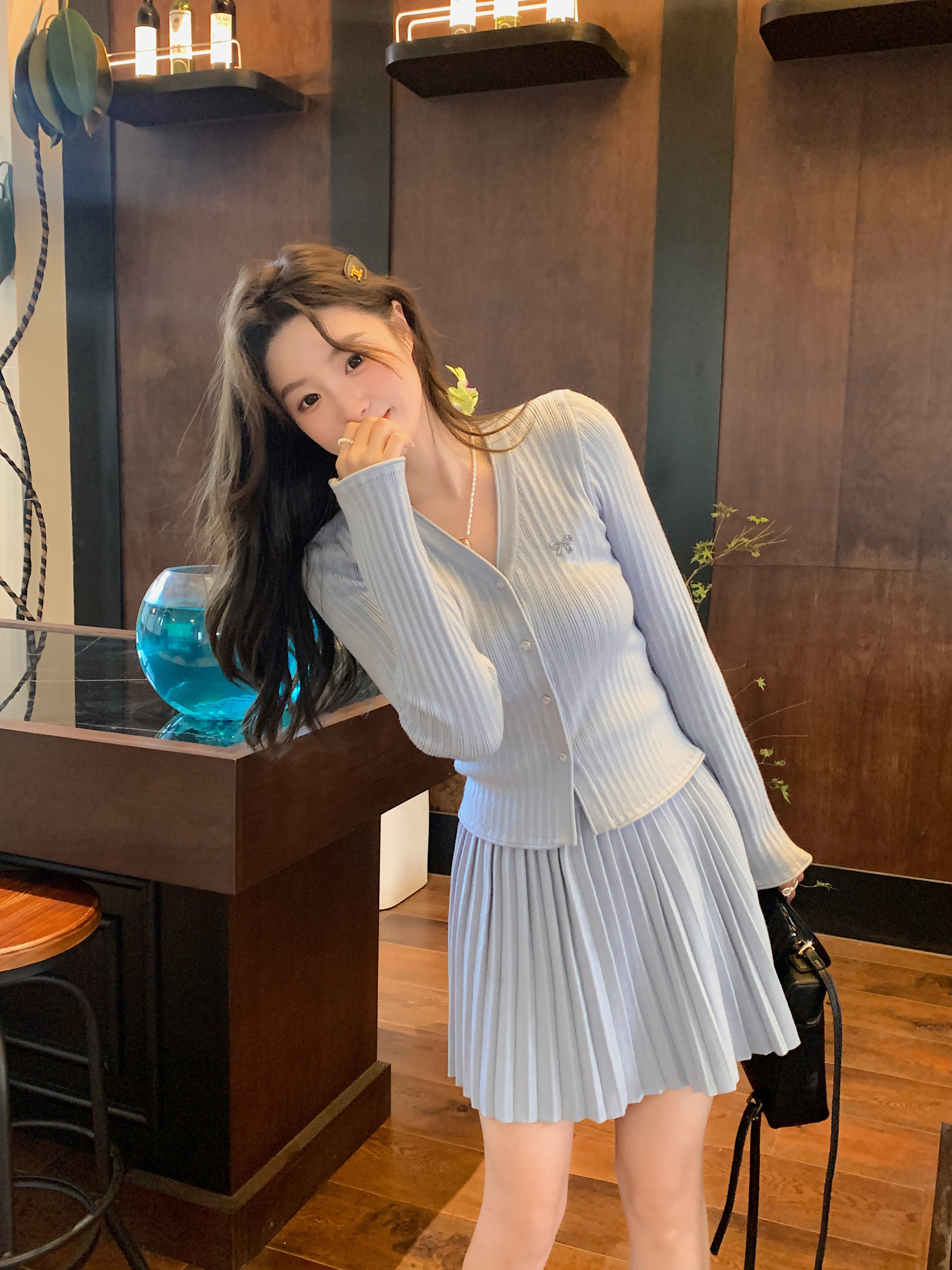 奶蓝色坑条V领针织套装甜美