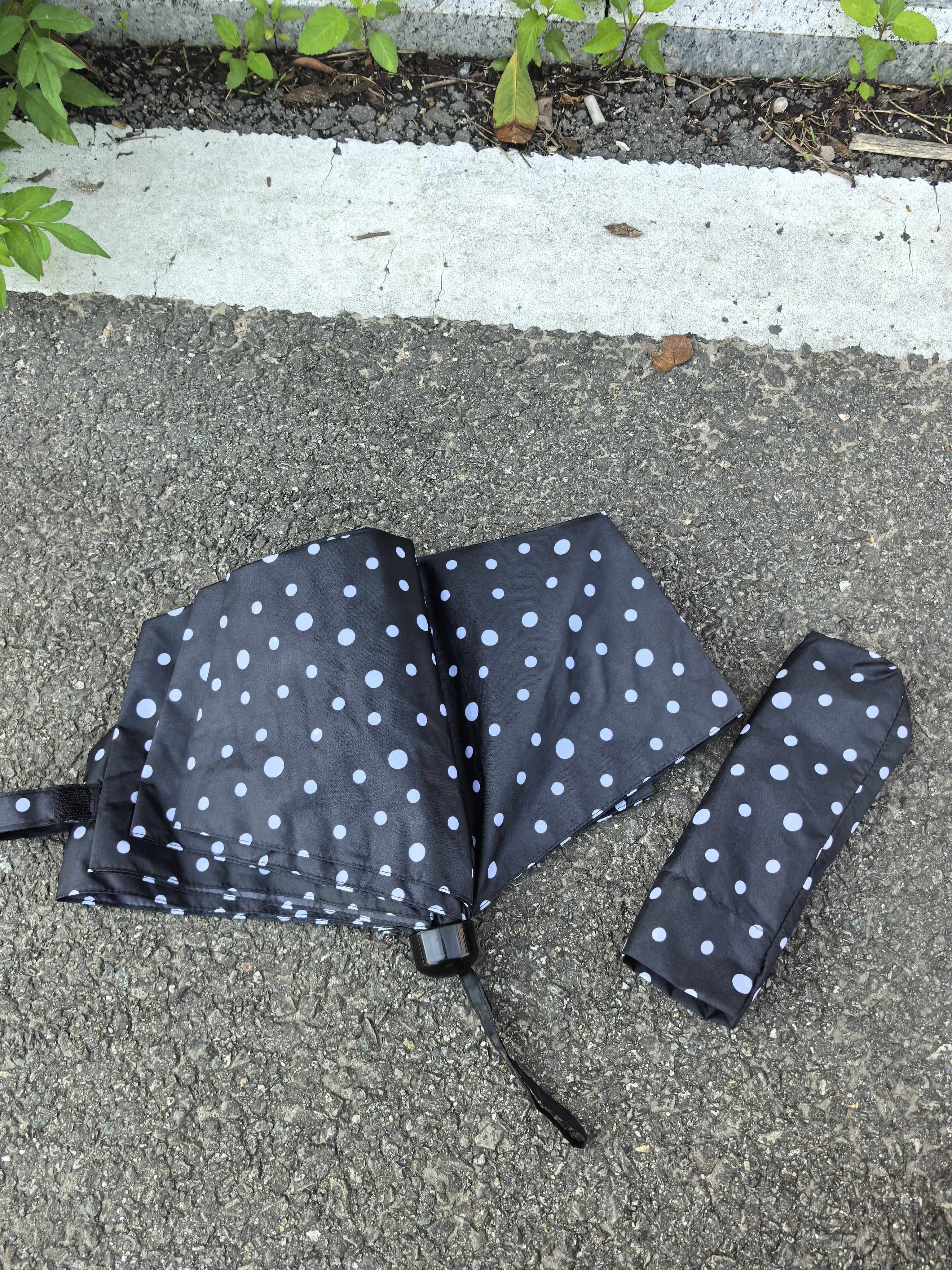 出日系 简约黑白波点三折手动雨伞 167g轻量便携防风女生收纳伞图片