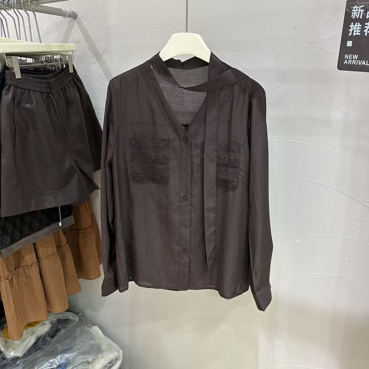 法式蕾丝飘带V领显瘦长袖衬衫