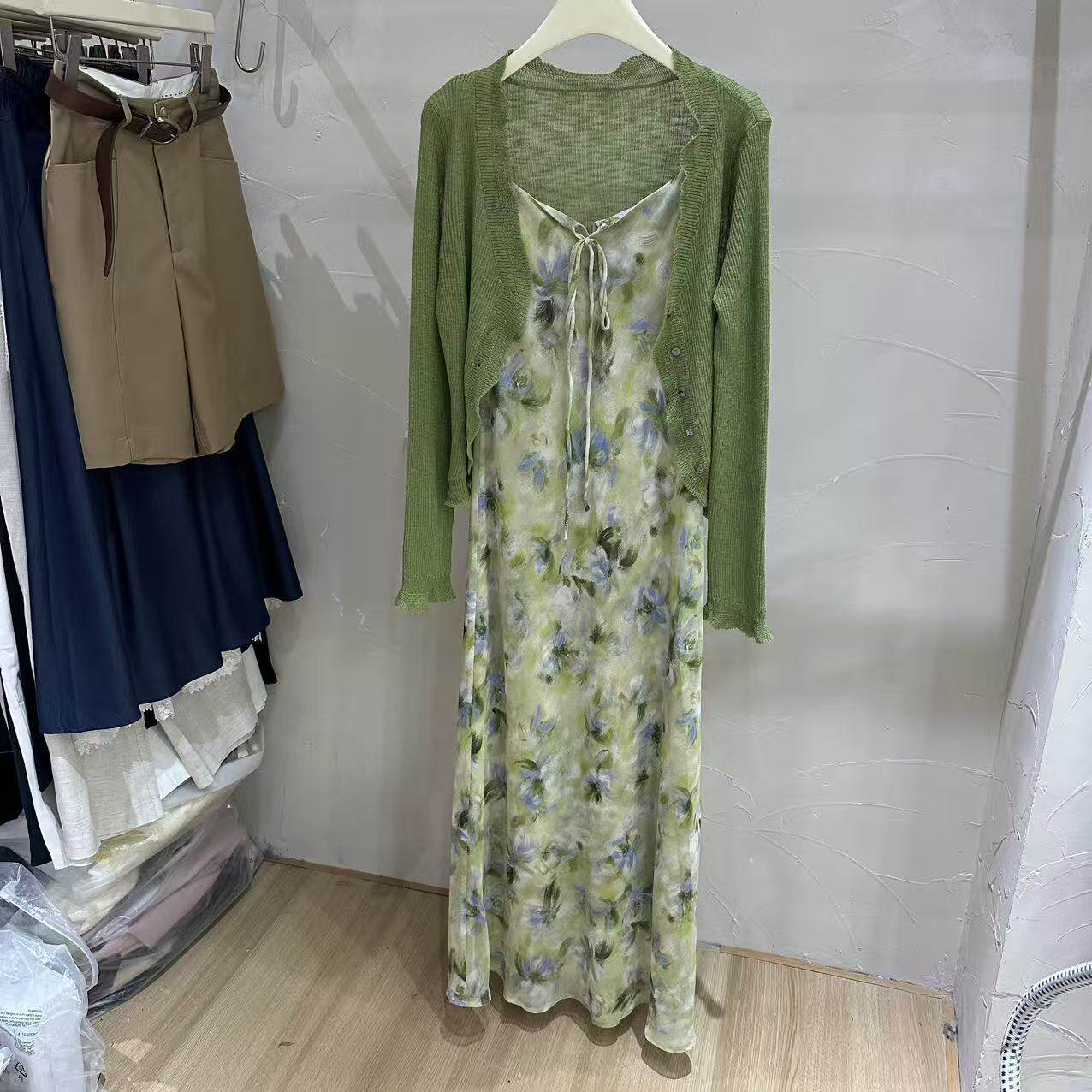 HELLO浅绿色森系碎花针织披肩吊带连衣裙开衫套装女26精致两件套