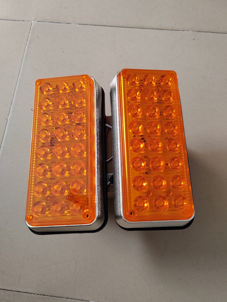 岗亭警示灯救护车 道路救援清障作业车辆警示爆闪灯 防水方形灯