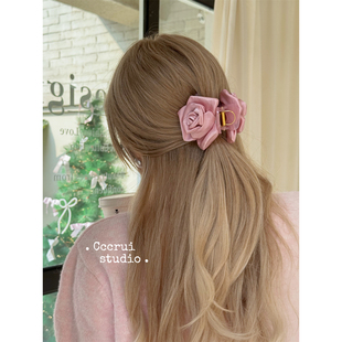 CCCRUI高级感缎面玫瑰花朵抓夹巨好看丸子头鲨鱼夹发卡氛围感夹子