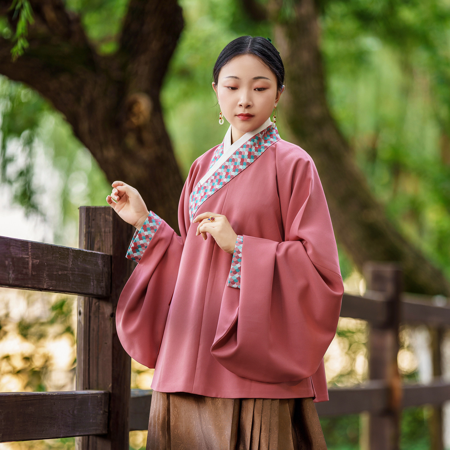 明制交领琵琶袖短袄鳞波微漾春秋冬日常通勤女款松塔汉服