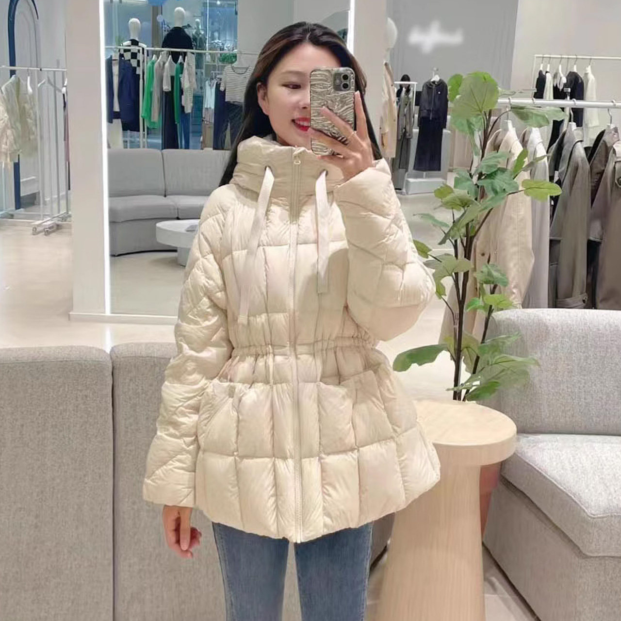 花花伊芙丽代 商场同款2023秋冬百搭短款羽绒服女装 1EA380321属于什么档次？