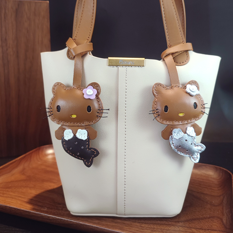 黑皮美人鱼哈喽hellokitty猫包包真皮挂件车钥匙挂饰可爱公仔玩偶