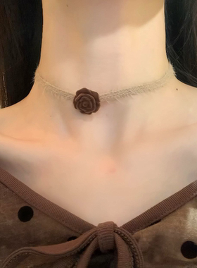 HEY TAO咖色玫瑰花朵毛绒choker项链秋冬细款项圈颈链配饰毛衣链