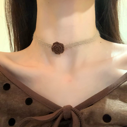 HEY TAO咖色玫瑰花朵毛绒choker项链秋冬细款项圈颈链配饰毛衣链