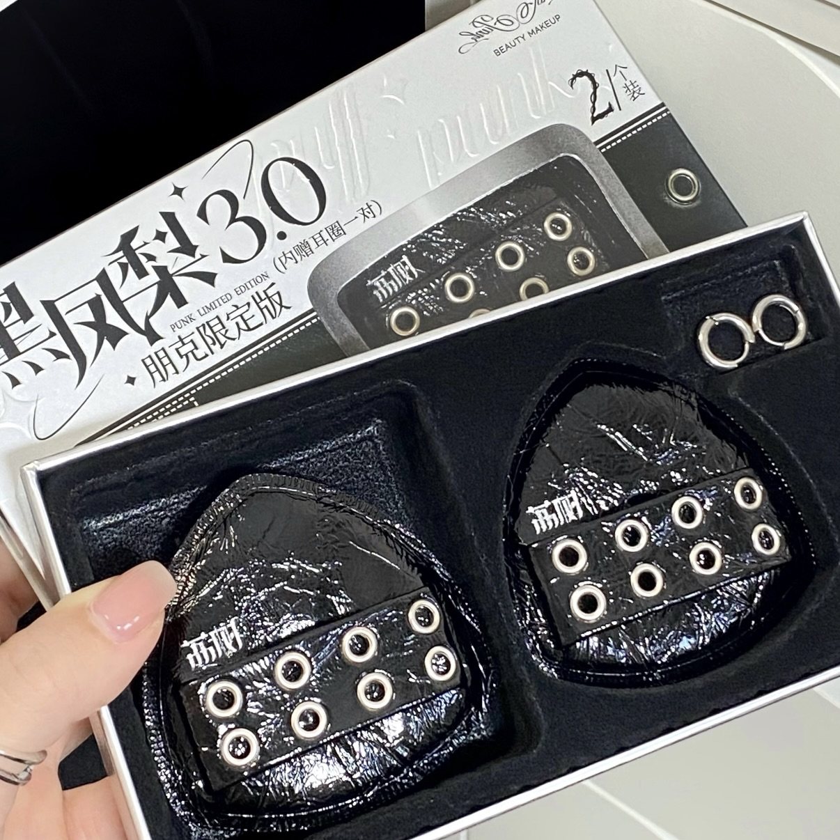 暗黑朋克风！荔树朋克黑凤梨粉扑气垫不吃粉粉底液干用湿用超软,彩妆/香水/美妆工具,美妆蛋/扑/海绵,淘宝优惠券,粉丝福利购,淘宝优惠卷