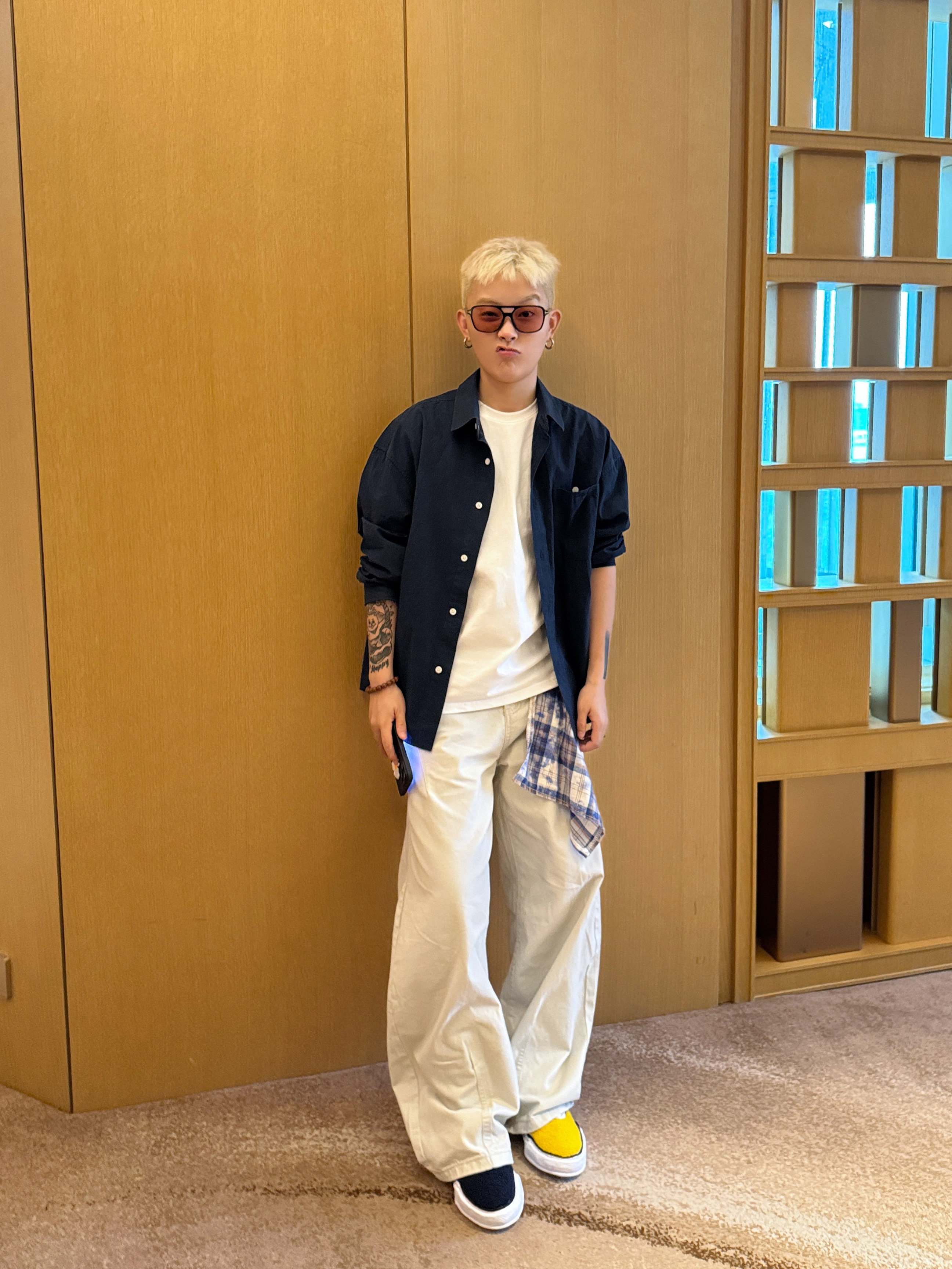 一只然 B2587 弯刀水洗巴黎灰白美式工装牛仔裤可拆卸方巾