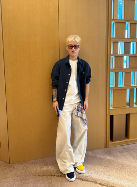 一只然 B2587 弯刀水洗巴黎灰白美式工装牛仔裤可拆卸方巾