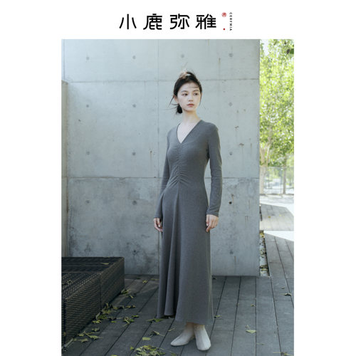 小鹿弥雅《扶摇》简约显瘦百搭v领长袖磨毛保暖连衣长裙