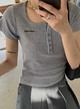 E念 8603 纽扣方领设计感刺绣字母短袖T恤女修身短款上衣春夏