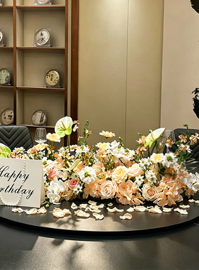 生日宴会香槟色圆桌转盘仿真花
