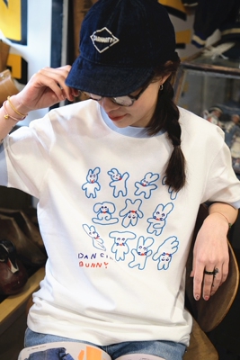 买梦想的奶奶跳舞的兔子香草白克什米尔蓝边纯棉美式情侣可爱短袖