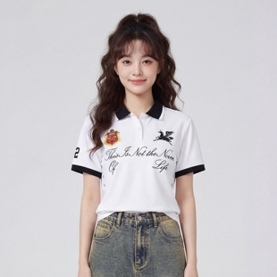 TRAVEL ISSUANCE 徽章飞马刺 学院风刺绣字母印花短袖宽松POLO衫