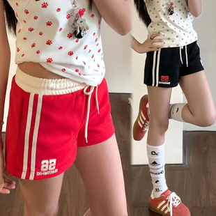 韩版复古字母印花运动短裤女夏季2026新款辣妹宽松多巴胺穿搭热裤