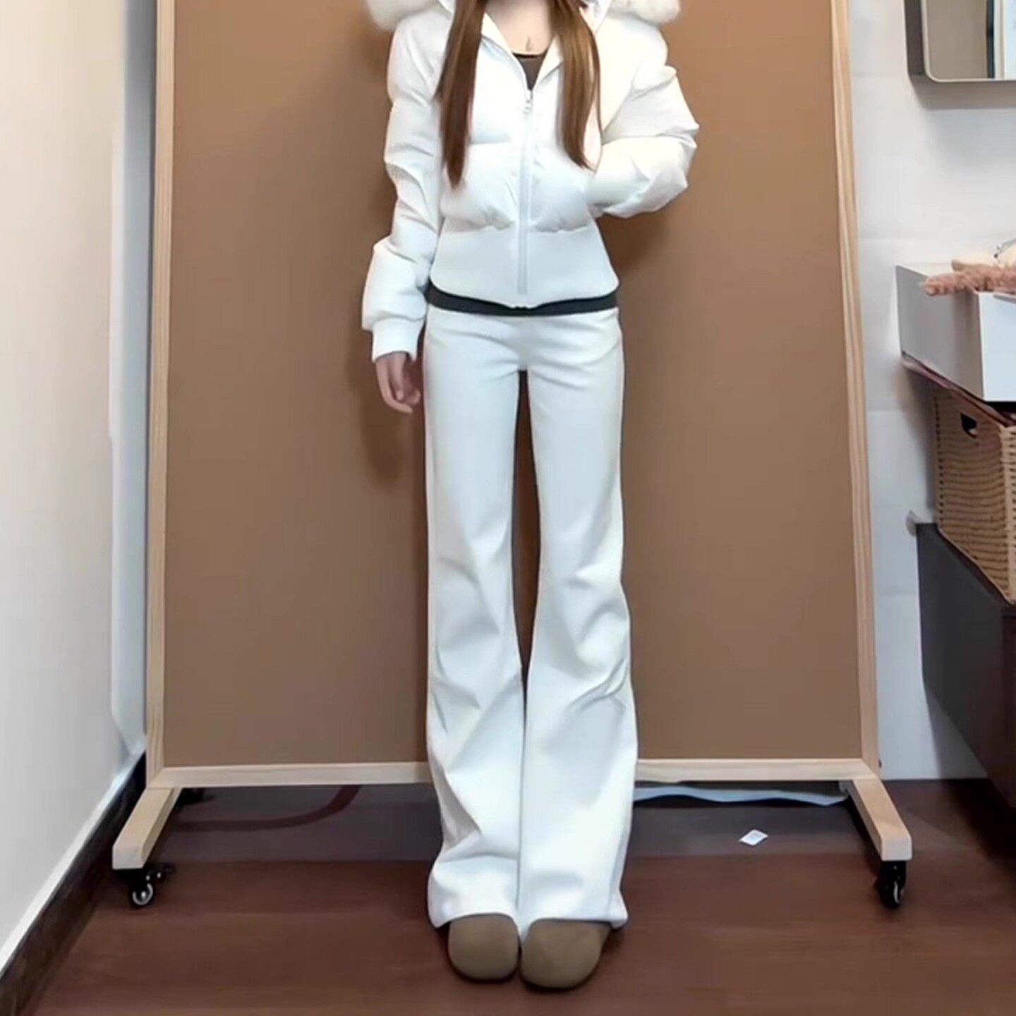 白色加绒加厚微喇牛仔裤女秋冬季2025新款小个子高腰显瘦喇叭裤子