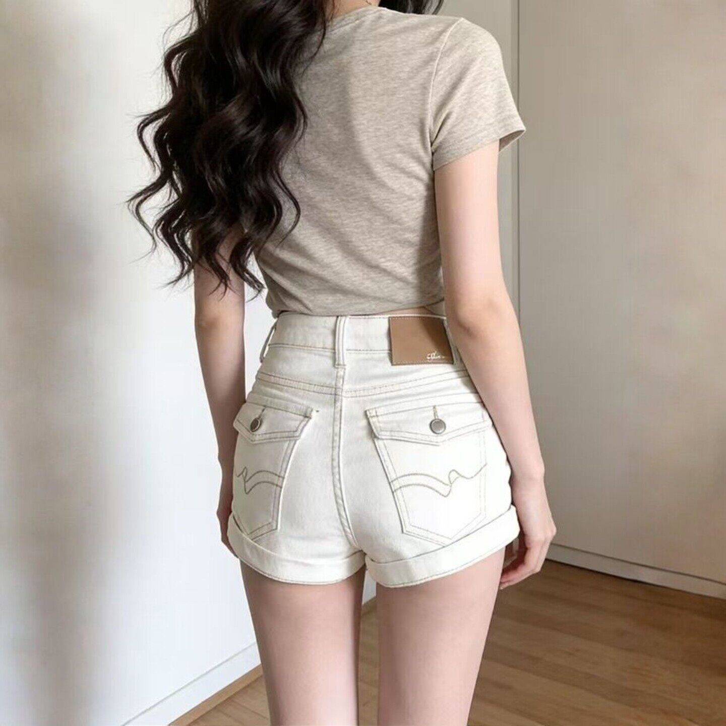 夏季新款米白色卷边美式牛仔短裤女高腰显瘦a字修身辣妹包臀热裤