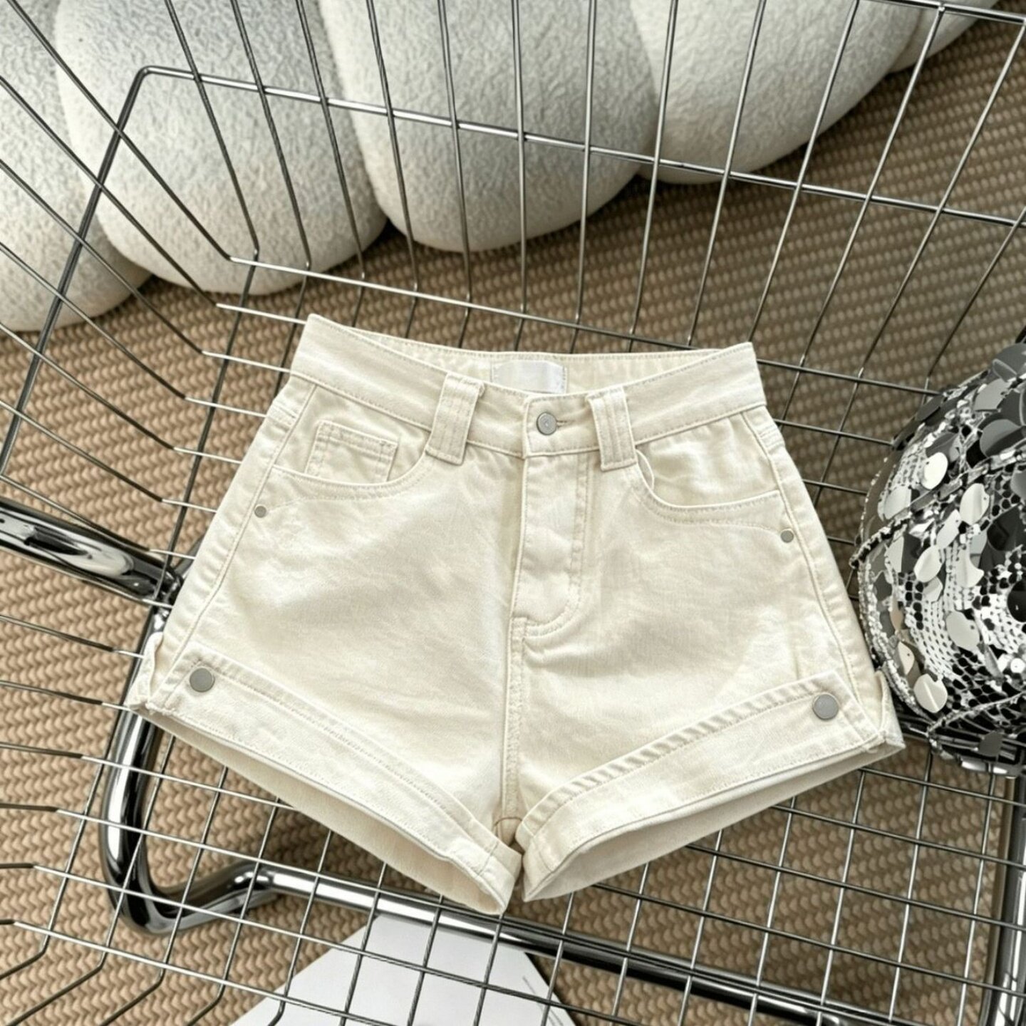 米白色高腰卷边牛仔短裤女秋季侧边铆钉翻边显瘦辣妹A字阔腿热裤