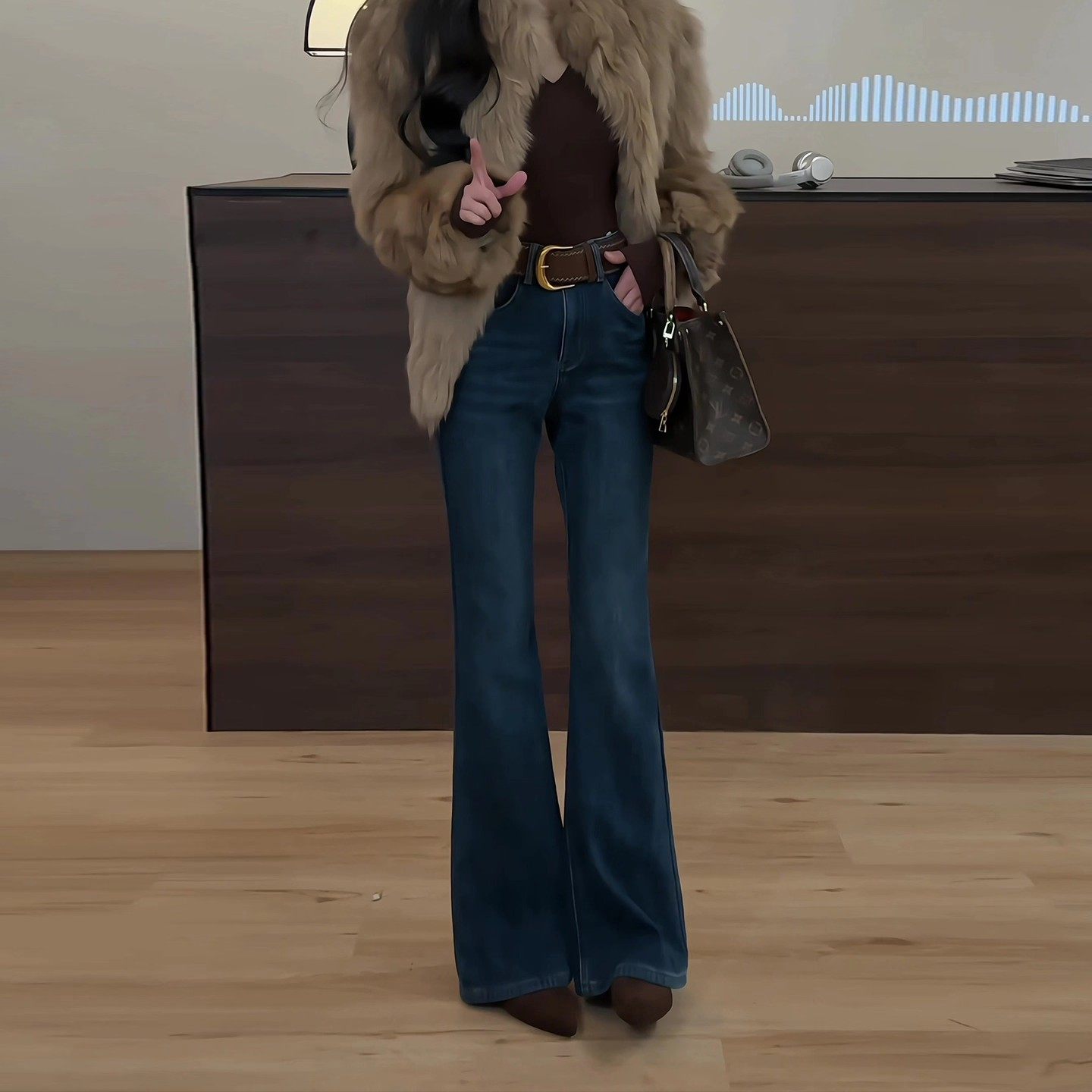 深蓝色高腰微喇牛仔裤女2026超火的爆款时尚洋气显瘦加绒裤子冬季