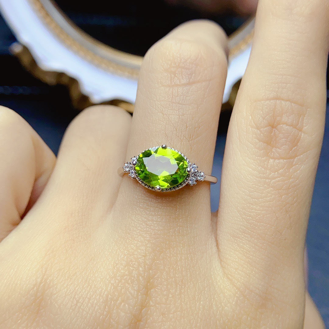 天然橄榄石戒指，晶体全净火彩爆闪，S925银精工镶嵌，主石7*9mm
