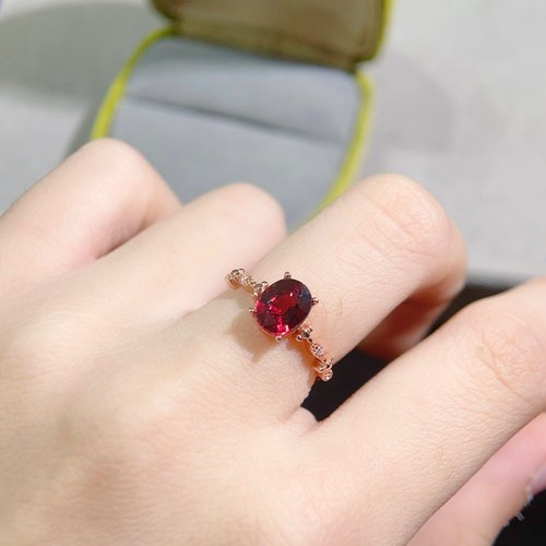 【地大珠宝】超级美丽的石榴石戒指，主石尺寸:6*8mm。925纯银