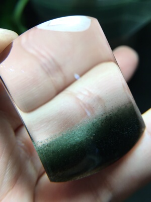 绿幽灵聚宝盆无事牌吊坠，尺寸41.7*30.8*11.8mm，重28.9克