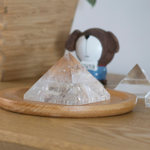 牛妞妞 天然白水晶金字塔摆件 通透桌面摆件三角形消磁器 - 封面