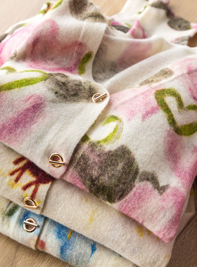 法柜2K+ 晕染印花 92支水溶细羊毛柔软亲肤V领金扣长袖针织开衫女