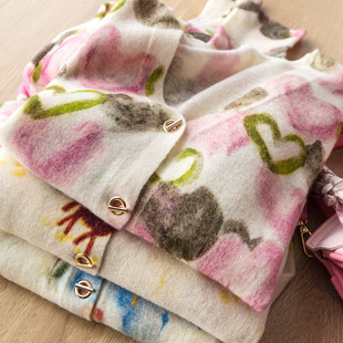 法柜2K 92支水溶细羊毛柔软亲肤V领金扣长袖 针织开衫 女 晕染印花