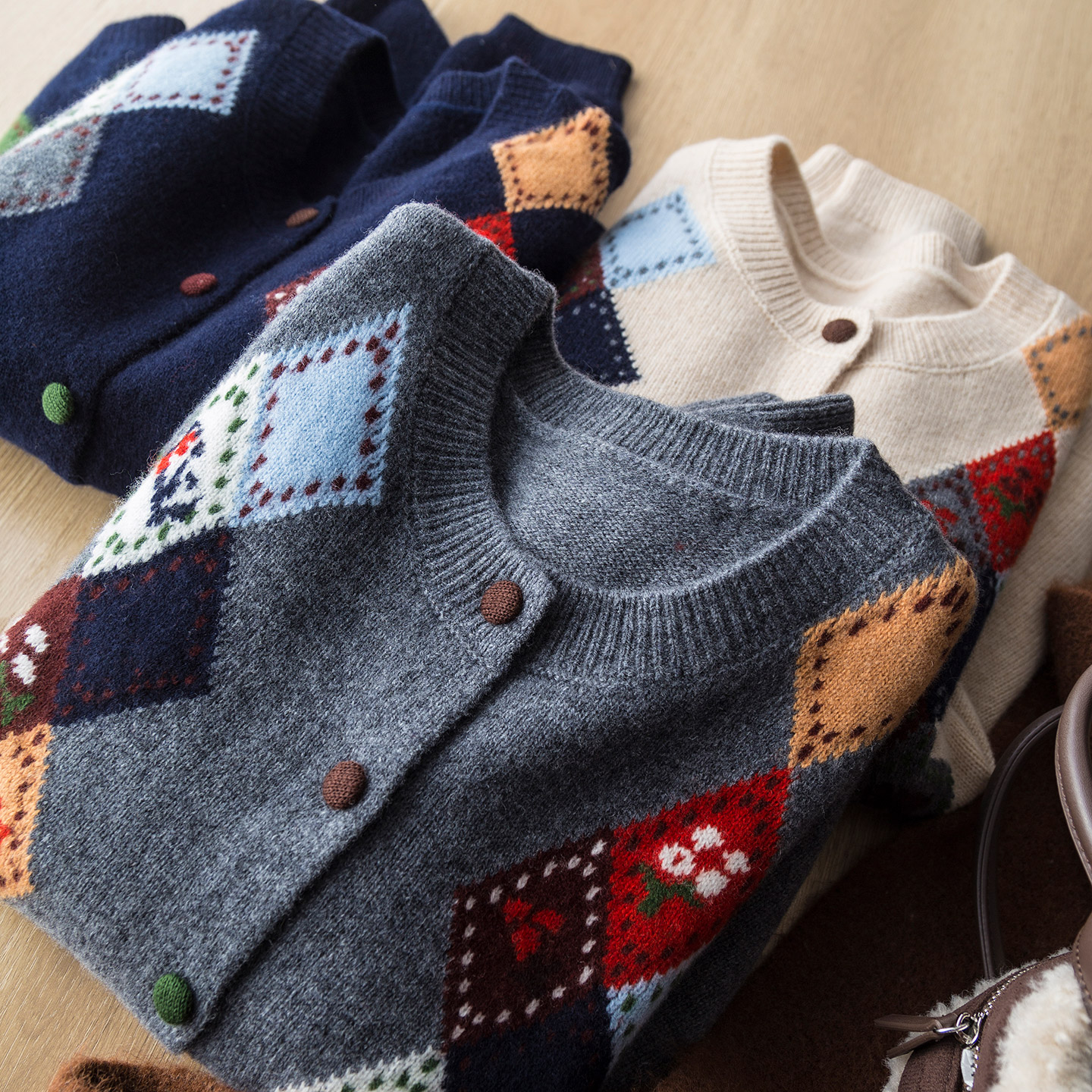 减龄学院风 拼色复古菱形格纹提花朵刺绣全羊毛长袖圆领针织开衫