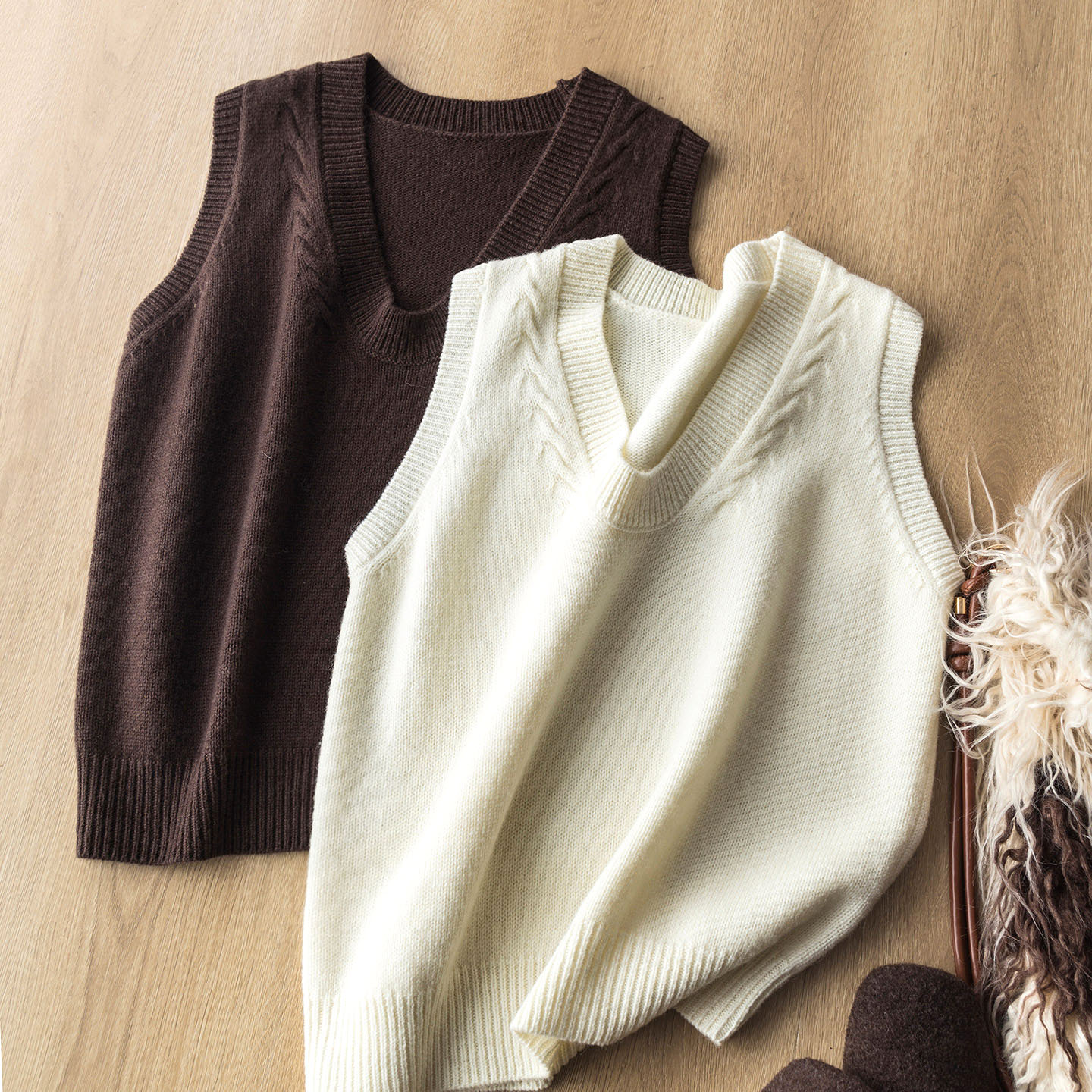 经典万能搭子 柔韧骨相·温润轮廓 软糯全羊毛V领针织背心马甲女