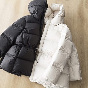 轻便出行!蓬松保暖90鸭绒简约基础设计感可收腰连帽羽绒服外套冬