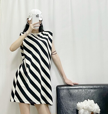 YQ 2025高版本纯棉中长款T恤女夏 斜纹无袖垫肩休闲风连衣裙新款