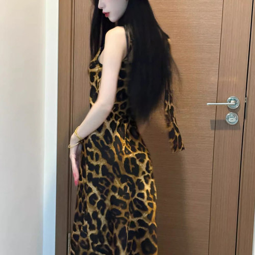 风情鱼尾吊带裙豹纹斜裁荡领裙