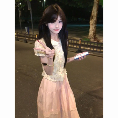 娃娃领衬衫+粉色半身裙